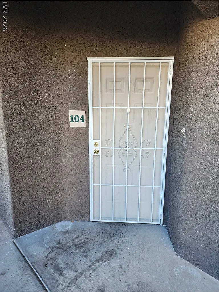 3 bed, 2.0 bath, 1344 sqft, $2,100 — Photo 2
