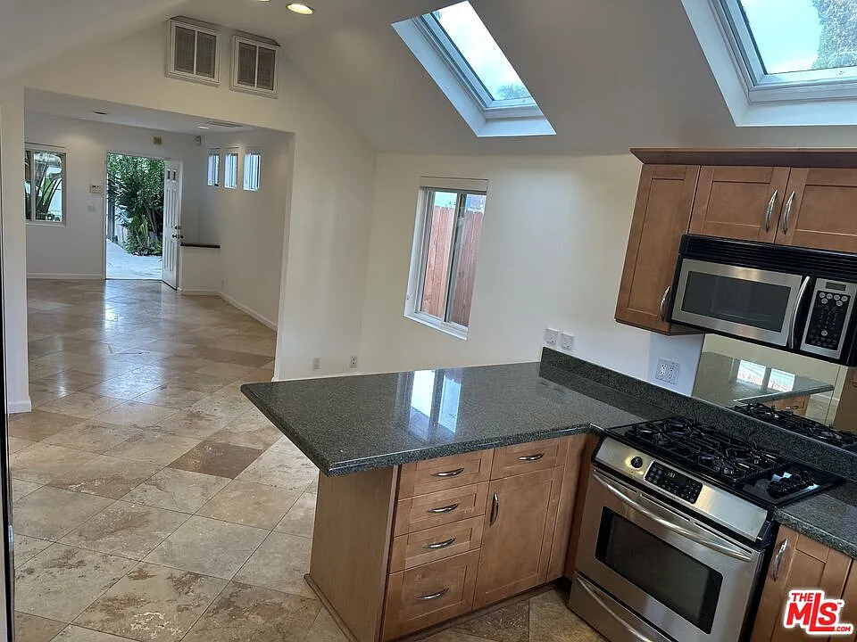 2 bed, 2.0 bath, 1006 sqft, $4,350 — Photo 2