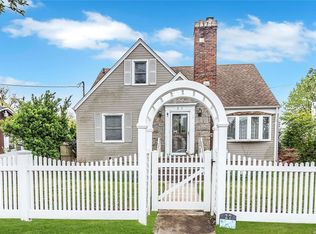 27 Hampton Pl, Freeport, NY 11520