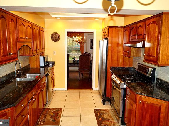 4th image of 3220 Amberley Ln