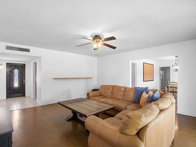 4320 E Clarendon Ave — Photo 8