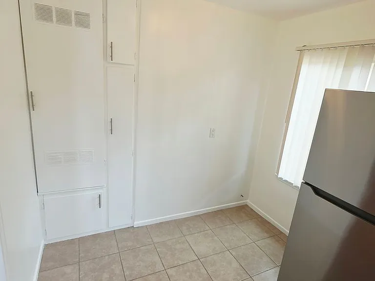 1056 Linden Ave — Photo 6
