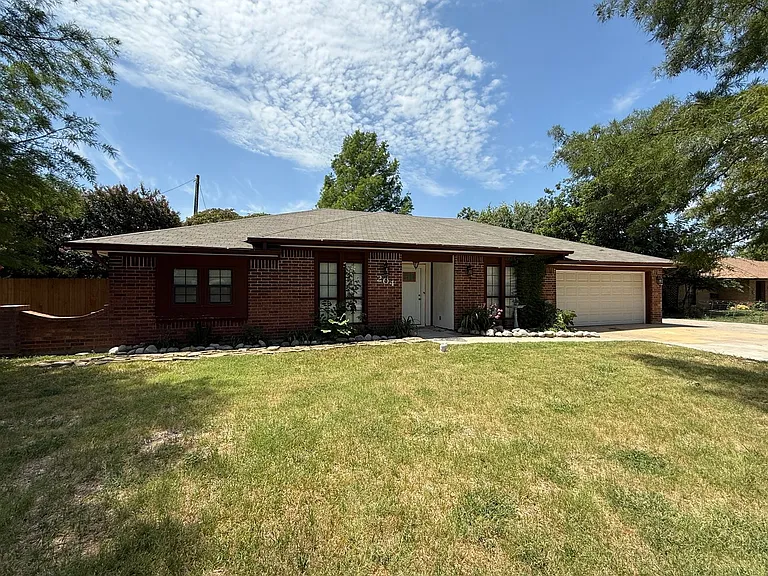 204 Redwood Cir — Photo 2