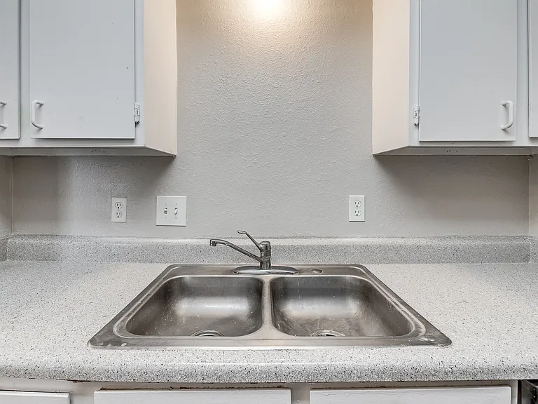 Fairfax Apartments — Photo 36