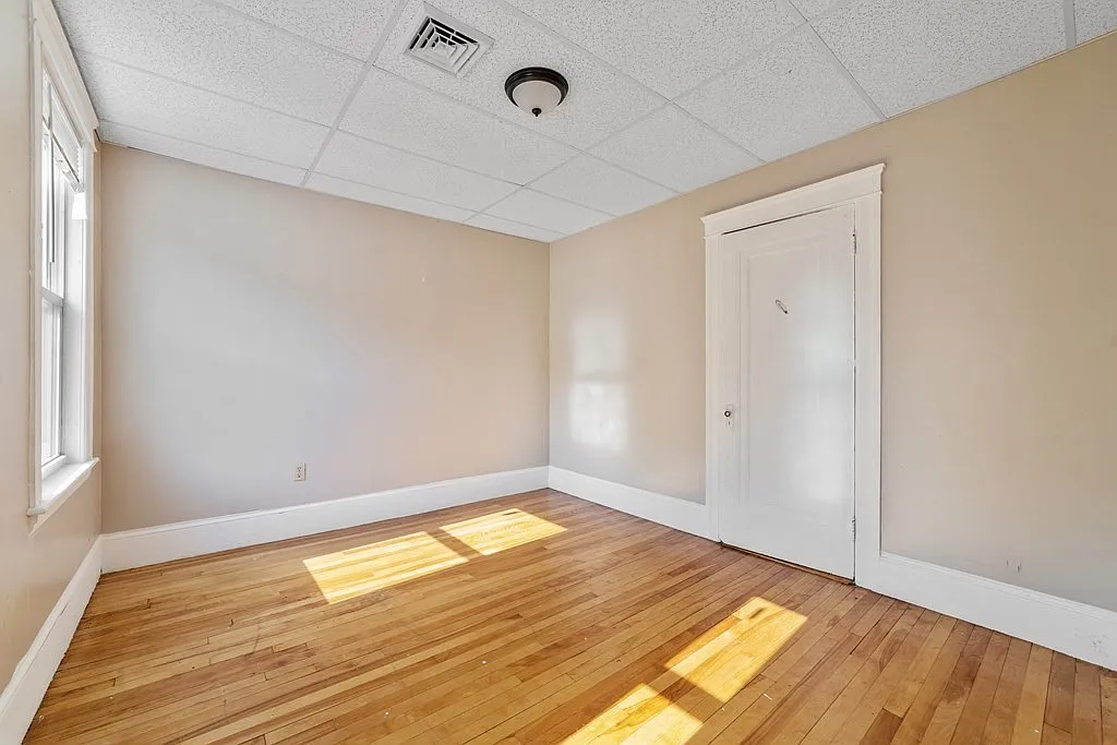 3 bed, 1650 sqft, $2,400 — Photo 2