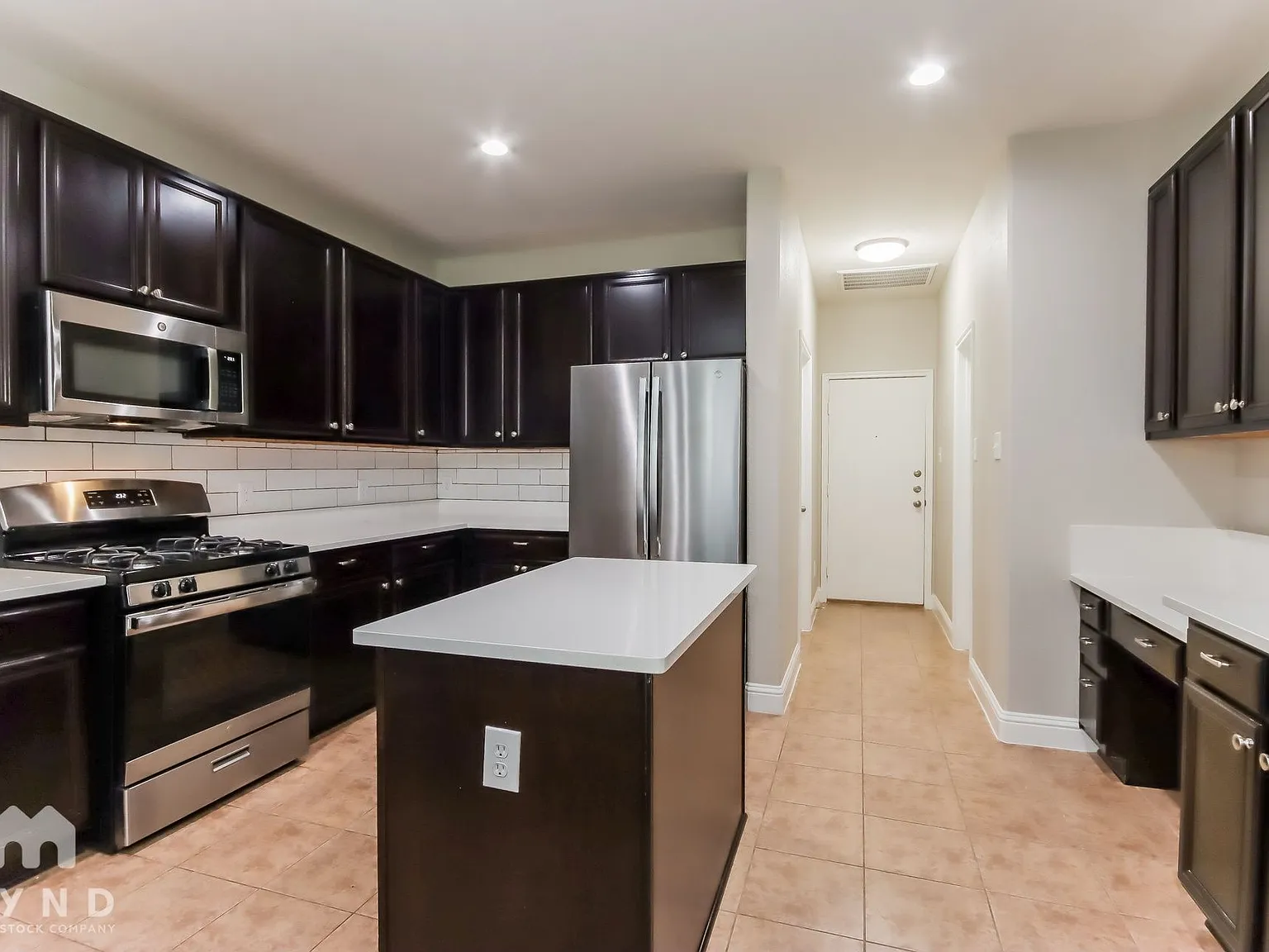 4 bed, 2.0 bath, 2870 sqft, $2,355 — Photo 2