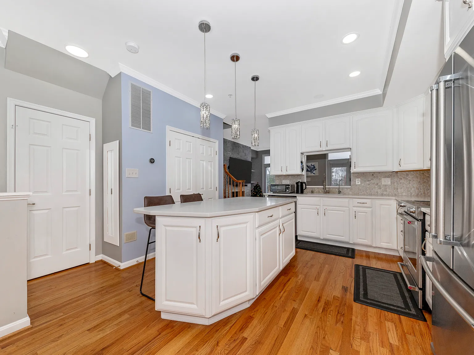3 bed, 3.5 bath, 2475 sqft, $3,600 — Photo 4