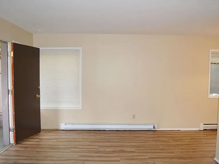 424 Summit Ave E #1 — Photo 2