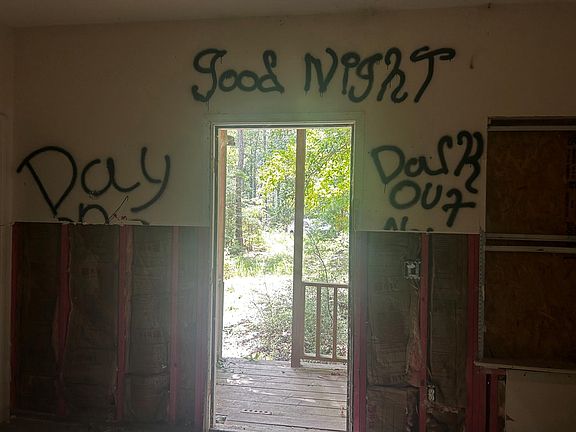 3rd image of 384 Sandy Ln