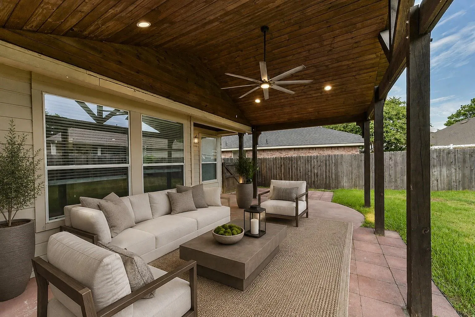 4 bed, 2.5 bath, 2715 sqft, $2,800 — Photo 2