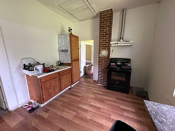 5th image of 303 S 3rd St