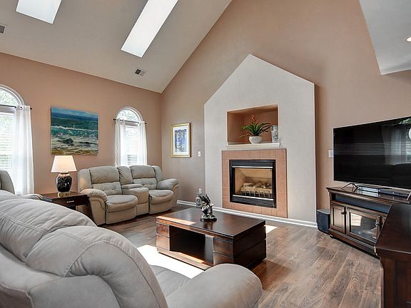 5th image of 636 Broadwinsor Cres