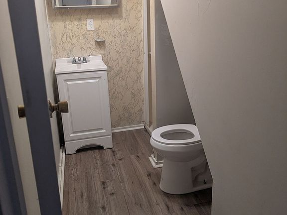 3rd image of 946 Beaver Rd APT 3