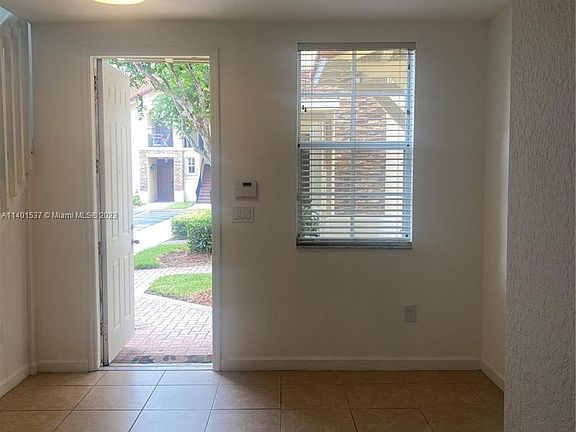 3rd image of 1550 NE 33rd Ave #1098
