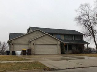 1750 W Canyon Dr, Freeport, IL 61032