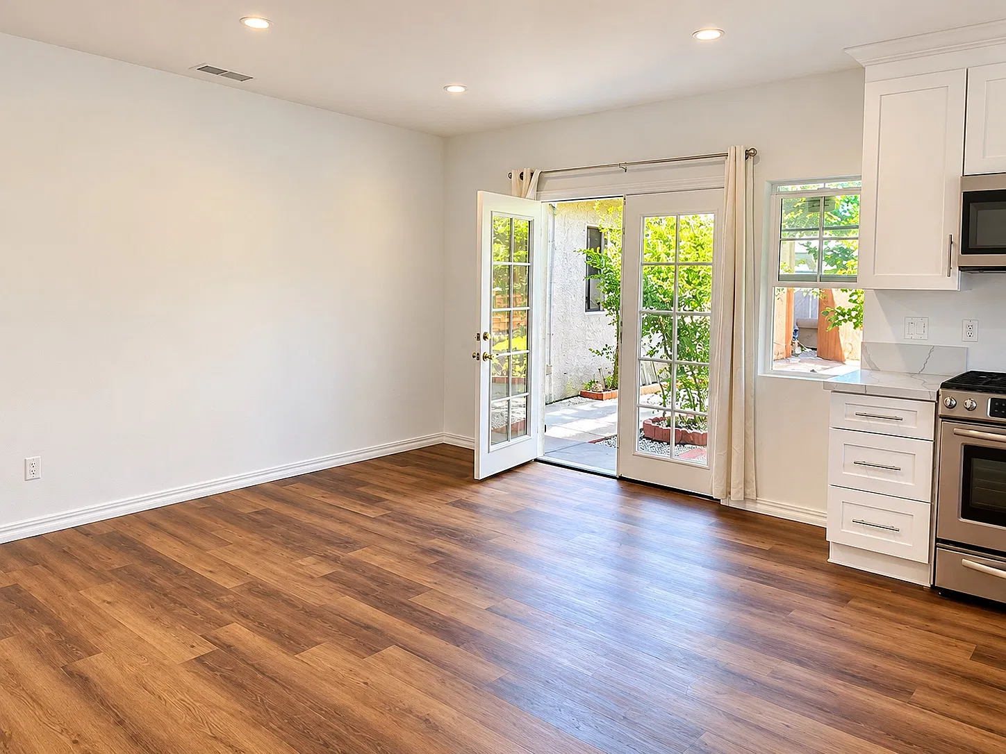 2 bed, 1000 sqft, $3,500 — Photo 3