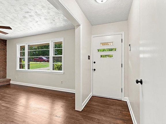 4th image of 406 Jasmine St