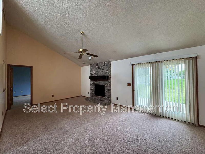 3 bed, 2.0 bath, 1360 sqft, $1,599 — Photo 2