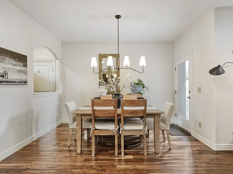 ADDITIONAL DINING AREA WITH SEATING CAPACITY OF 6
