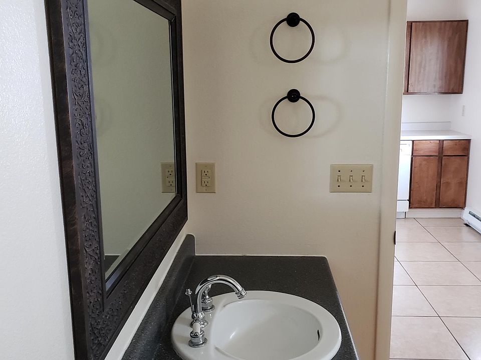 2nd image of 527 Woodford St APT 2