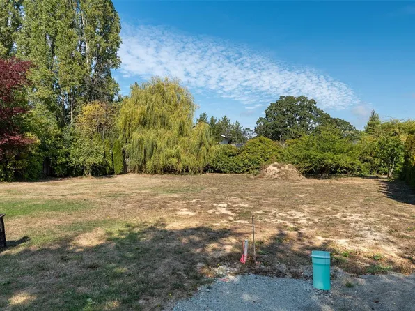 1208 Marchant Rd, Central Saanich, BC V8M 1E5