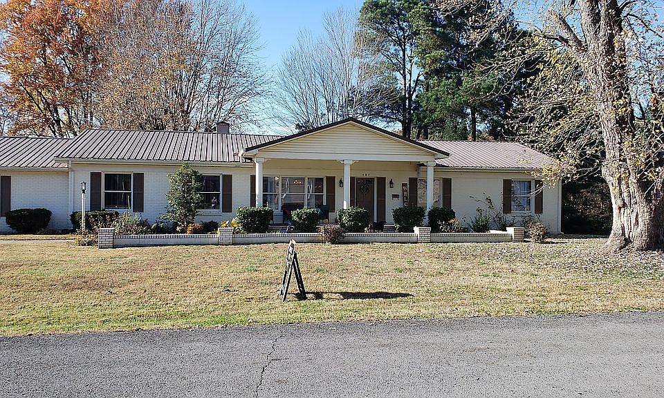1st image of 407 Oakview Dr