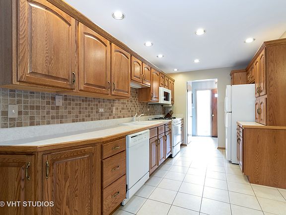 3rd image of 6609 Forestview Dr