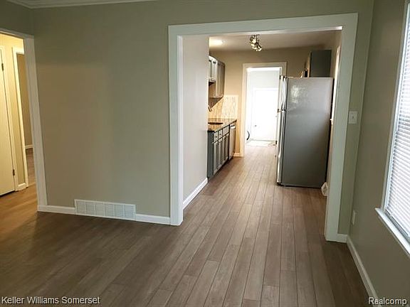 4th image of 655 E Brockton Ave