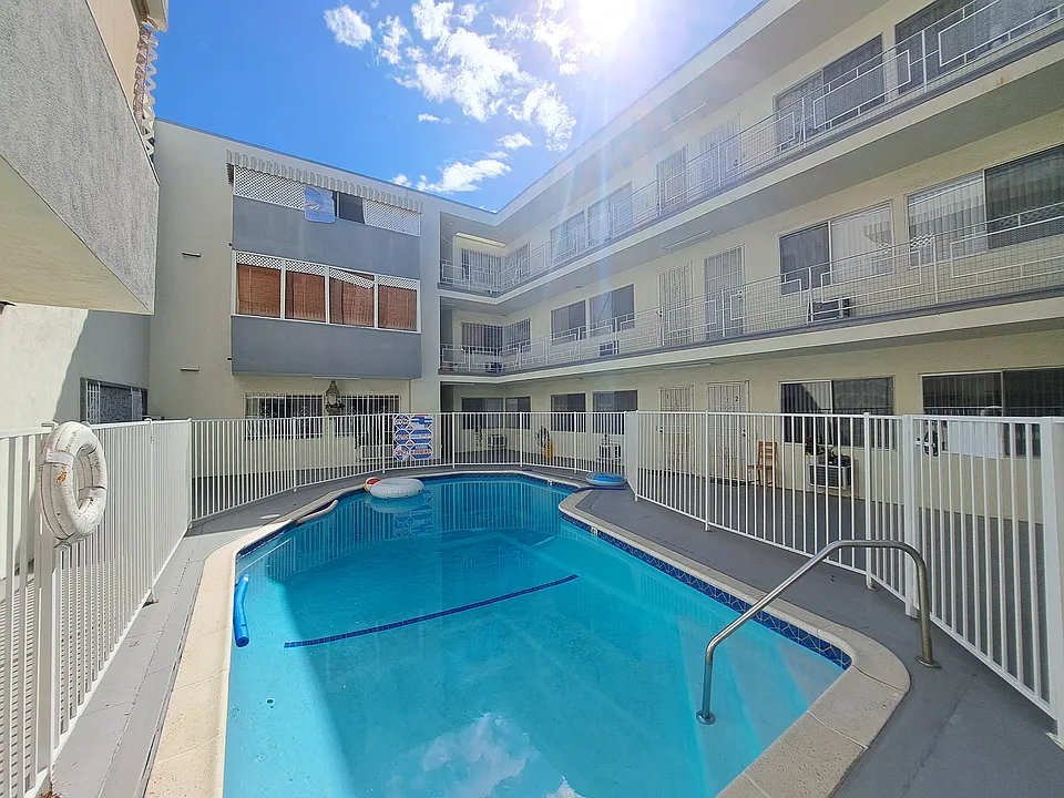 916 N Sierra Bonita Ave