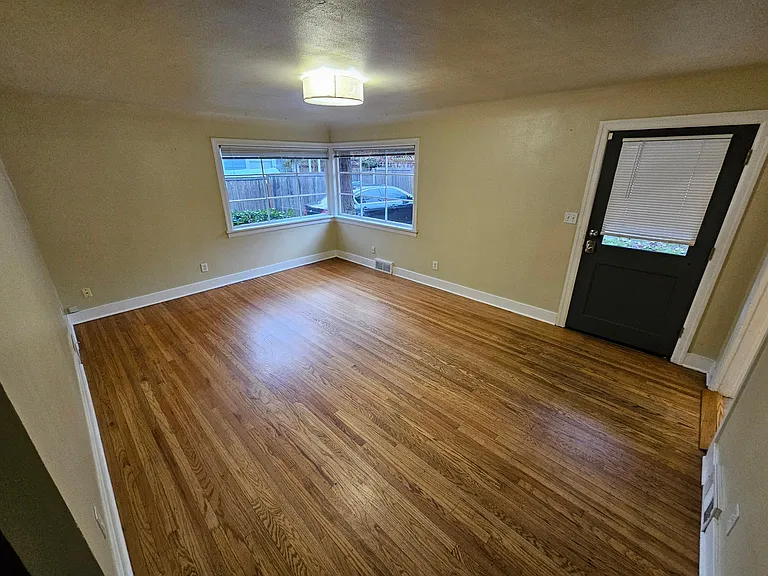 8815 Ravenna Ave NE — Photo 2