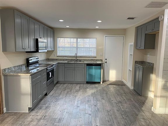 3rd image of 115 Park Dr