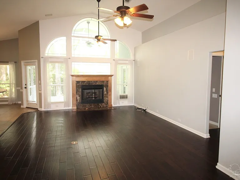 9850 Rail Cir — Photo 12