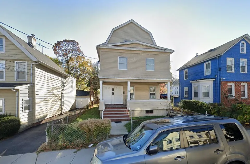 32 Llewellyn Ave #3