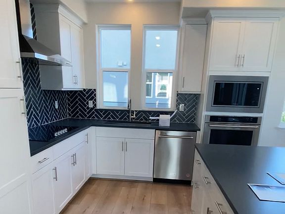 3rd image of 592 Sandpiper Ct