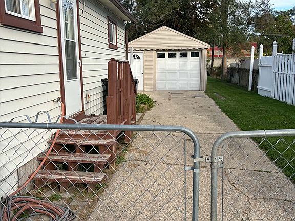 2nd image of 27392 Brush St