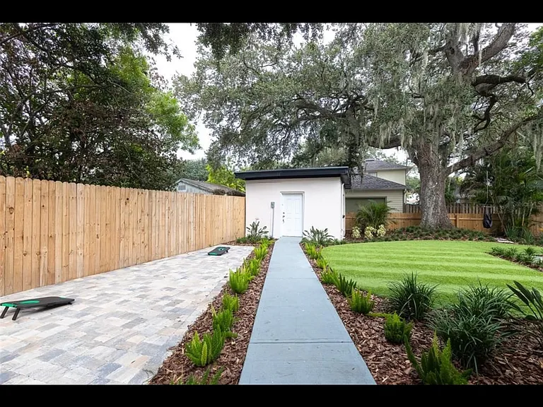 818 W Plymouth St — Photo 3