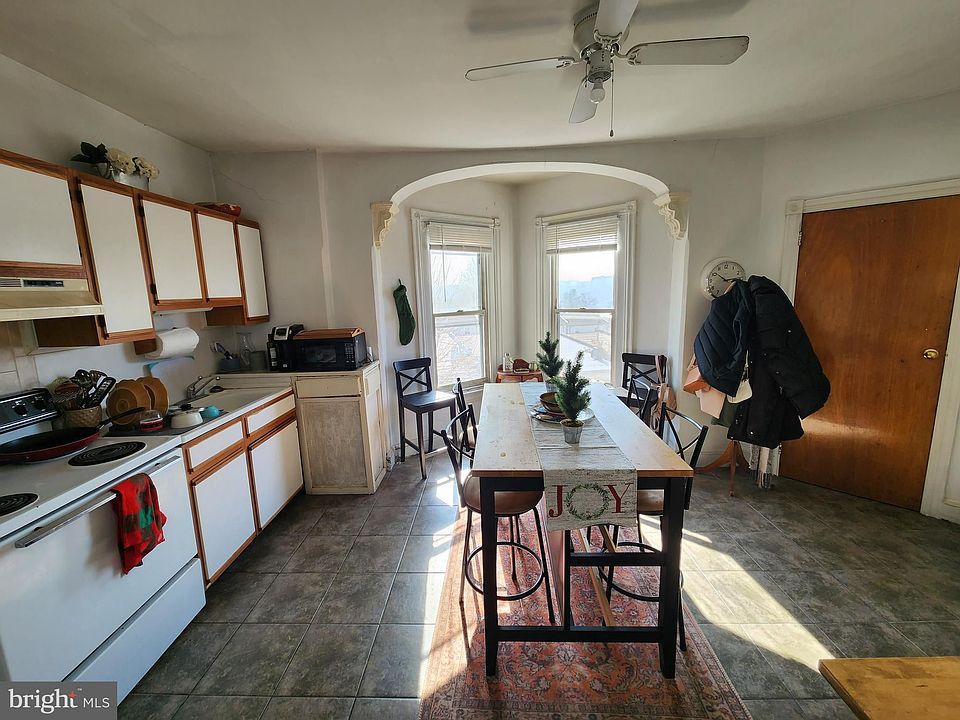 1st image of 218 Osborn St Floor 2
