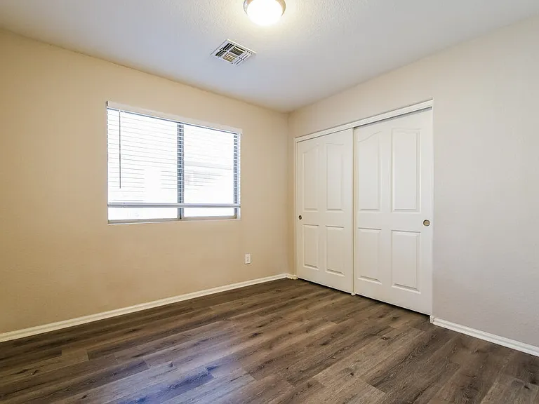 1427 E Vernoa St — Photo 13