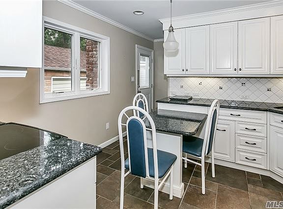 4th image of 635 Seaford Ave