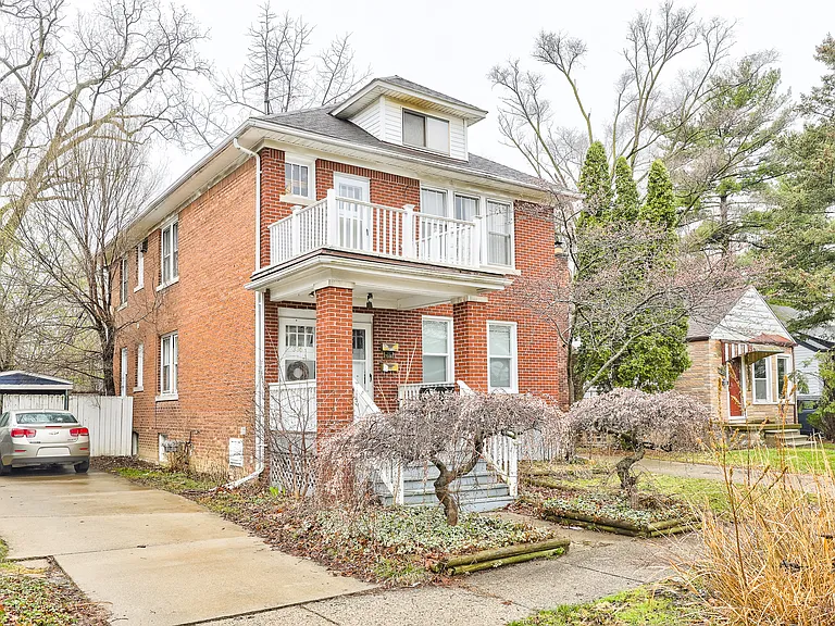 338 E Webster Ave — Photo 23