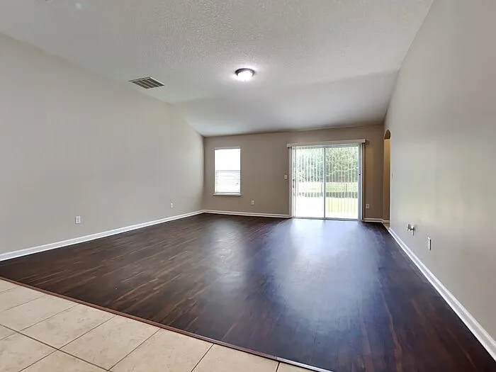 4 bed, 2.0 bath, 2080 sqft, $2,195 — Photo 4