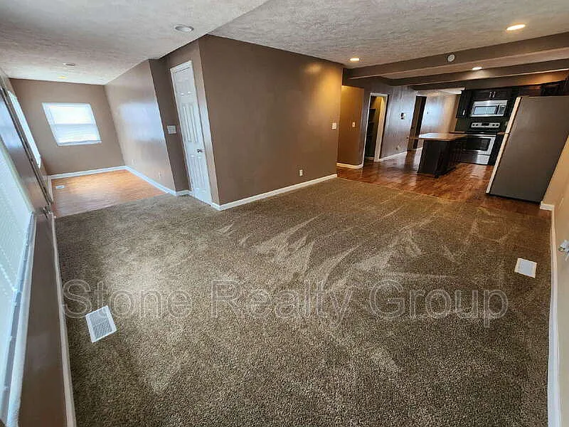 3 bed, 1.0 bath, 1700 sqft, $1,200 — Photo 2
