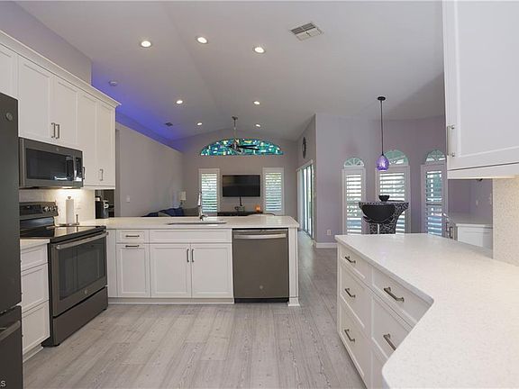 3rd image of 9870 Country Oaks DR