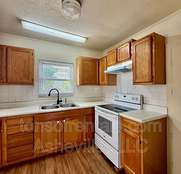 2604 Hendersonville Rd — Photo 5