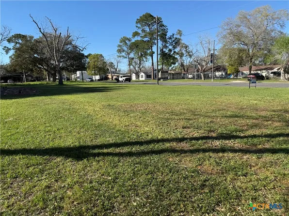 505 S Wells St, Edna, TX 77957