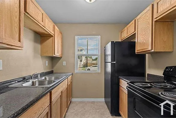3 bed, 900 sqft, $2,000 — Photo 3