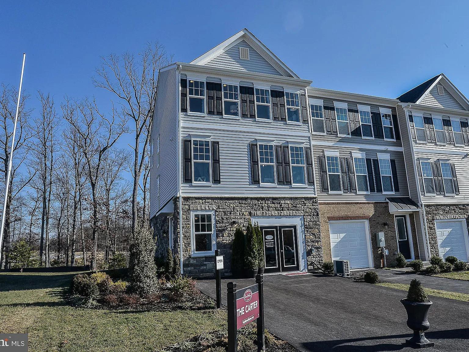 3 bed, 2.5 bath, 2988 sqft, $2,150 — Photo 1