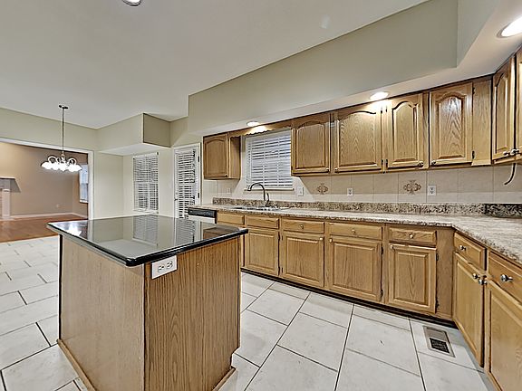 4th image of 1850 Southcliff Dr