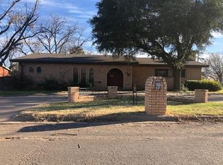 902 E Johnston St, Rotan, TX 79546