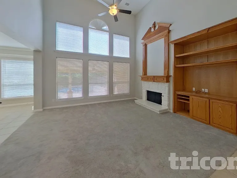 1980 Creekside Dr — Photo 2